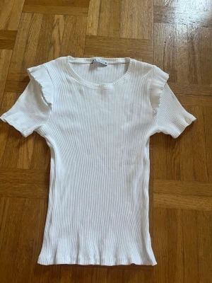 En vit topp - En vit topp från zara med volang💞