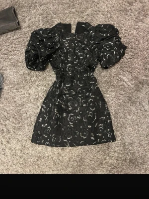 Snygg festklänning - Supersnygg festklänning som bara användts 2 gånger💕 Jag ber om ursäkt för att bilderna inte är så bra🥰Köpt för typ 500kr