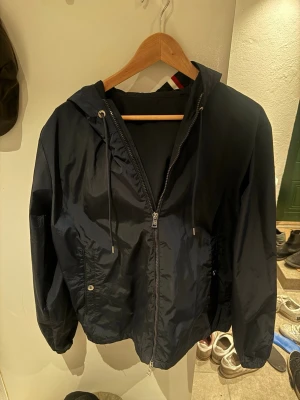Moncler windbreaker - Hej, säljer nu men moncler windbreaker. En perfekt jacka inför våren som kommer. Stilren och snygg! Bara att skriva vid frågor.