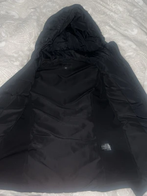 Svart pufferjacka från Zara med huva - Säljer en svart pufferjacka från Zara i storlek XS. Är som ny. Säljer pga använder inte längre. 