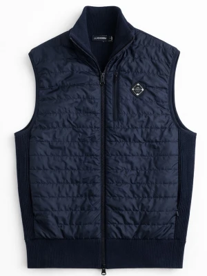 Marinblå dunväst från J.Lindeberg - Stilren marinblå dunväst från J.Lindeberg med ribbade sidor och krage. Perfekt till våren/sommarn! Fint skick, inga defekter! Storlek S men passar även xs beroende på hur du vill ha den. Kontakta mig för fler frågor och funderingar!