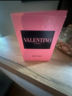 Valentino Donna Born In Roma parfym - Valentino Donna Born In Roma är en lyxig parfym i en elegant, fyrkantig glasflaska med  svart kork. Flaskan har en rosa etikett med Valentino-loggan. Förpackningen är rosa med svart detalj och text. Perfekt för dig som gillar exklusiva dofter och snygg design. Fick den som födelsedagspresent men doften är inte riktigt jag så den är använd några sprut. Det är en väldigt fin parfym i sig men lukten är inte passande för mig då jag gillar mer söta parfymer. 
