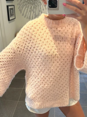 Ljusrosa stickad tröja - Säljer denna jättefina stickade tröja från soakedinluxury! Använd fåtal gånger💕Nypris 899kr