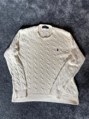 Vit kabelstickad tröja Ralph Lauren - Sjukt snygg vit / beige tröja till våren och sommaren. Med mörklblåa Ralph Lauren logga skicket är jättebra