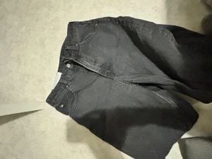 Jeans svarta - Jeans svarta, högmidjade, använda 1 gång. 