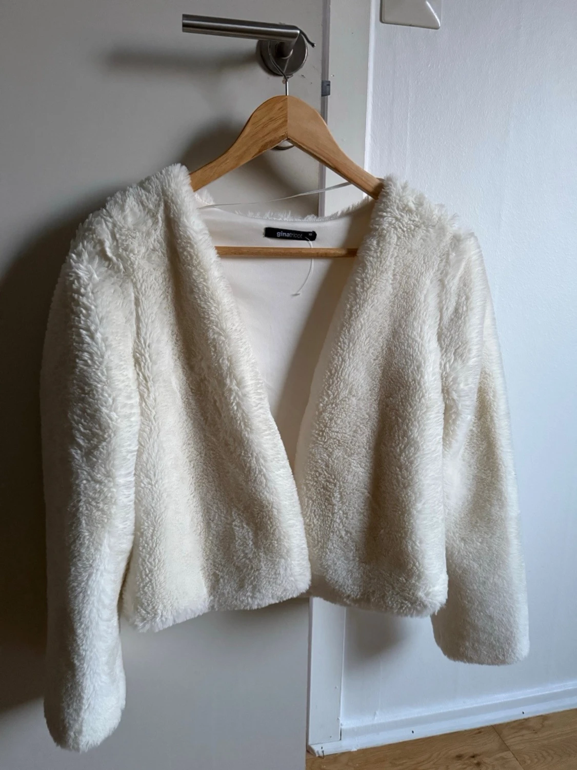 Vit fluffig pälsväst från Gina Tricot