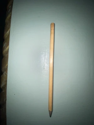 Kort trubbig blyertspenna - En enkel, kort blyertspenna i trä med naturlig träfärg. Pennan har en trubbig spets och saknar suddgummi. Perfekt för anteckningar eller skisser.