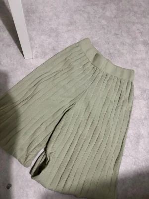 Gröna byxor  - Snygga mjuka byxor som är ribbade. Knappt använda!