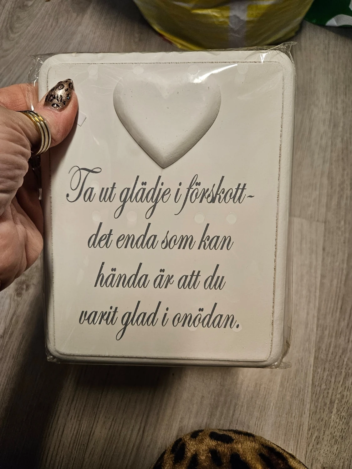 Vit dekorativ skylt med hjärta