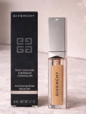 Givenchy Teint Couture Everwear Concealer - Givenchy Teint Couture Everwear Concealer i en elegant genomskinlig tub med silverlock. Concealern har en ljus beige ton och kommer i en lyxig förpackning. Perfekt för att täcka mörka ringar och ojämnheter med lång hållbarhet.