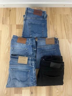 Jack & Jones jeans 5x - Perfekt för dig som vill börja med återförsäljning eller bara vill fylla på i gadoroben! 28-32 (endast bra storlekar) Mycket bra skick på jeansen! du betalar 100kr per byxa! Hör av dig vid minsta fundering 