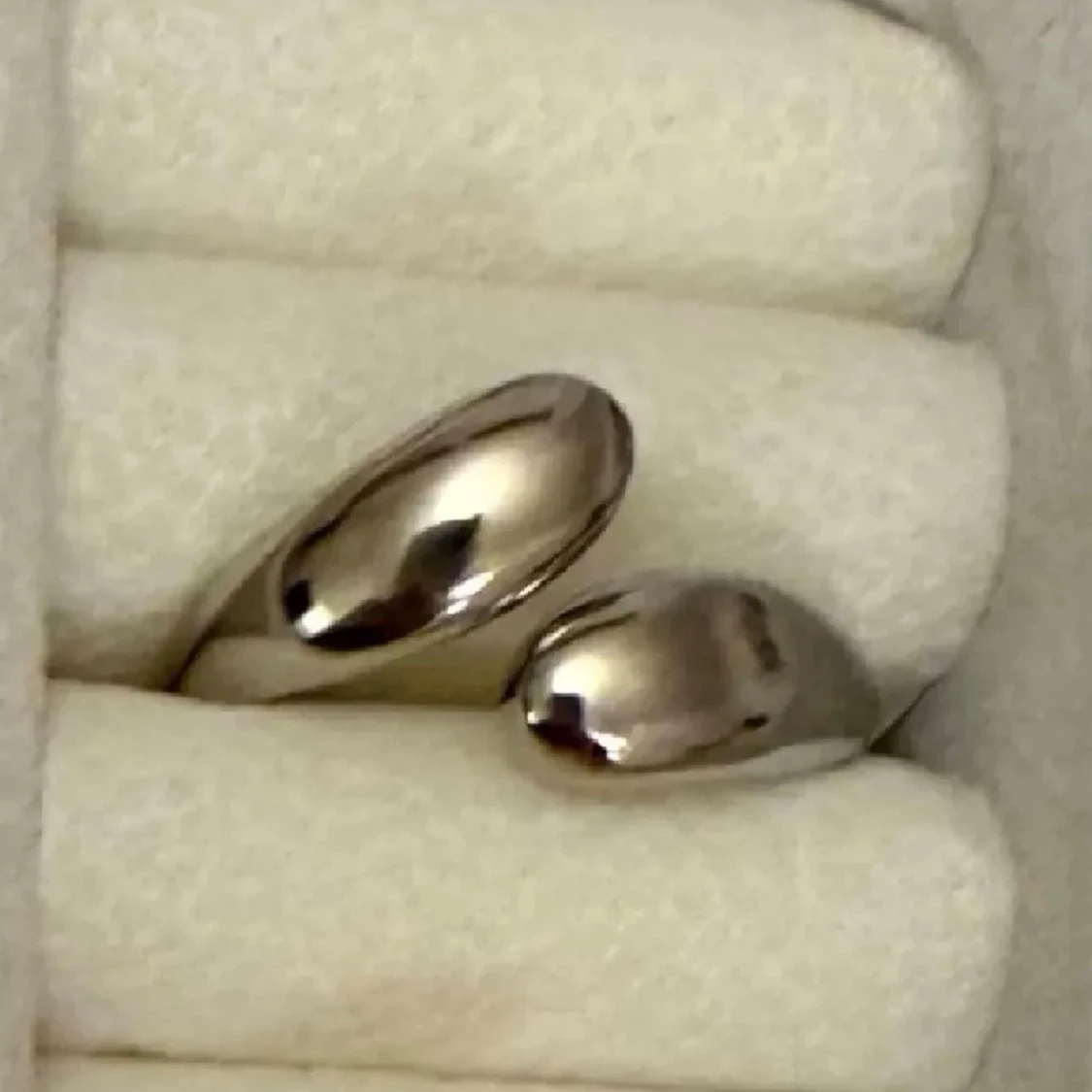 Silvriga öppna ringar i modern design - 1