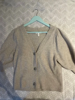 Beige kofta med puffärm från H&M - Kortärmad stickad tröja från hm