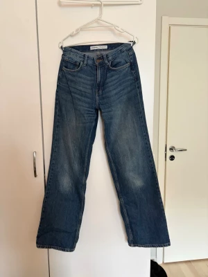 Bershka flared jeans - Flared jeans med medium hög midja från bershka. Fint skick. 🌼