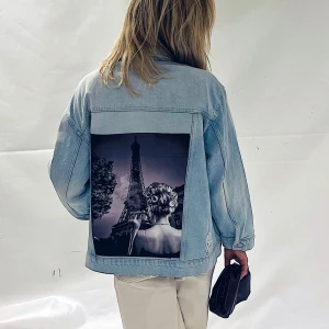 MONROE 008 - Jeansjacka från JAQUÍ med trycket Monroe. Byst 60 cm. Innerarm (från armhålan) 40 cm. Längd 64 cm. Storlek XL. Modellen är 168 cm lång. Står XL i jackan men sitter som S/M