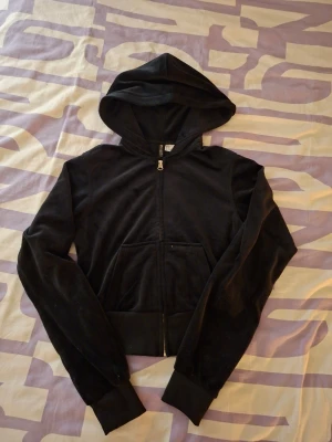 Svart mjukis huvtröja med dragkedja - Säljer denna tröja från H&M💕Den är använd några gånger och är i mycket bra skick. Strl Xxs. Kontakta mig innan köp💕