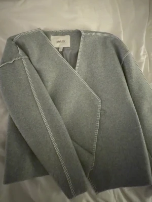 Grå vår kappa - Säljer denna väldigt söta, vår jacka med mönster på sidan då den Tyvvär inte kommer till använding!🩶 -Använd fåtal gånger                                                - Jätte bra skick.                                                               Storlek S men skulle säga att den passar både XS-M.