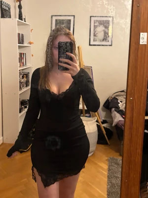 Klänning med spetsdetaljer - Fin klänning med spetsdetaljer. Köpte på loppis men inte använt alls så tänker att jag får sälja vidare! Storlek S/M