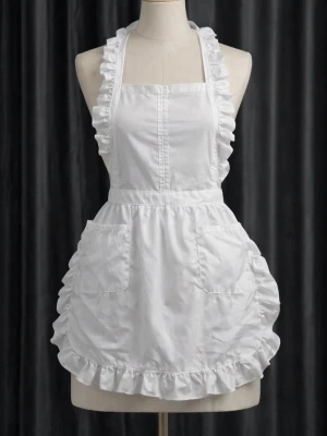 Vit klassisk maid-förkläde cosplay - Sött vitt maid-förkläde med volangkant och två stora fickor framtill. Förklädet har halterneck och knytband i midjan, perfekt för cosplay eller maskerad. Tillverkat i bomullsliknande material med klassisk design och fina detaljer.