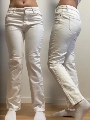 Vintage straight bootcut regular fit Jeans - Säljer en väldigt snygg vintage dam Jeans i high rise. Jag är 158 cm. Jag kan skicka den inom 24 timmar. Pris kan diskuteras! 😇 Midja: 34 cm Höjd: 22 cm Längd: 92 cm Innerben: 67 cm