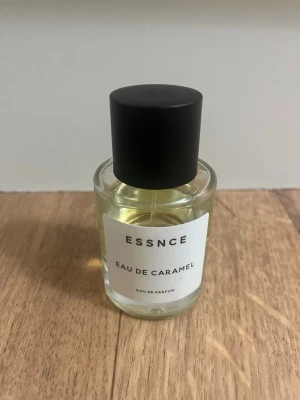 ESSNCE - Eau de Caramel  - Ca 75-80% kvar , ingen doft jag använder längre 💕