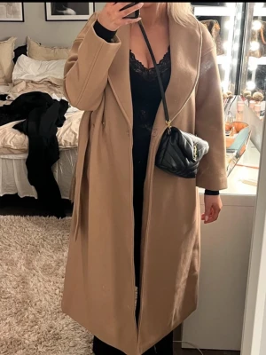 Beige kappa från Gina Tricot - Stilren beige/brun kappa från Gina Tricot, lapp kvar aldrig använd 🤎