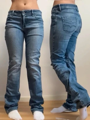 Vintage Bootcut straight Jeans - Säljer en väldigt snygg vintage dam Jeans i low rise. Jag är 158 cm. Jag kan skicka den inom 24 timmar. Pris kan diskuteras! 😇Midja: 38 cm Höjd: 20 cm Längd: 102 cm Innerben: 80 cm