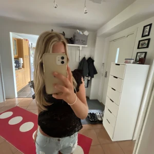 SPETSBLUS!!  - as snygg spetsblus med små volanger !! ❣️❣️