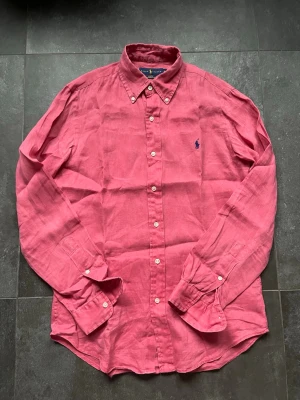 Ralph lauren linne skjorta  - Tjena, säljer nu denna riktigt snygga och populära Ralph lauren linne skjortan, den är i fint skick utan några skador, hör av er vid frågor och funderingar🙌🤝 