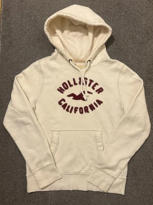Vintage Hollister Hoodie - Säljer denna snygga Hollister hoodien! | Storlek M | Mycket bra skick | Modell 175cm, 69kg | Hör av vid frågor!!