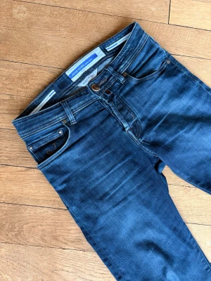 Jacob Cohen Nick Slim jeans - Säljer dessa riktigt snygga och populära Jacob Cohen jeansen👌. Det är modell Nick slim fit, nypris=5000 kr+🤝. Storlek=W29, Skick:9/10🌟, Hör gärna av er vid frågor eller funderingar👍