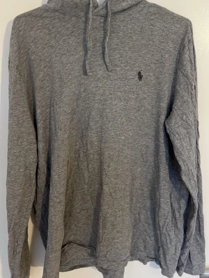 Polo Ralph Lauren tröja - Säljer min schyssta tunna Ralph Lauren tröja som har använts ett fåtal gånger, lite o strykt men annars toppen skick. Skriv gärna prisförslag!