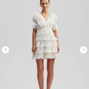 By malina klänning - Säljer min älskade studentklänning från By Malina i modellen sky dress, endast använd vid själva utspringet så den är i ett fantastiskt skick! Ordinariepris:2800. Storlek S men funkar lika bra för Xs