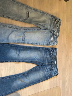 Jeans - Jeans från gina young! I storlek 146. Dem är köpta för 439kr st, och säljer båda för 300 nu💕 Säljs på grund av att jag har växt ut dem. Skulle säga att dem är i väldigt bra skick!