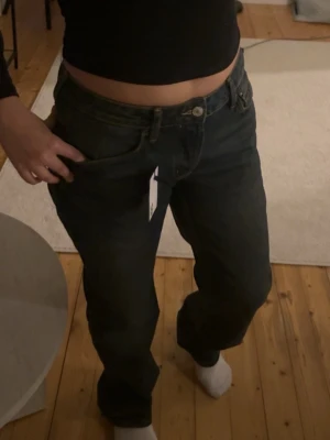 Mörkblå raka jeans icon - Säljer ett par mörkblå jeans från lager157 med rak passform och hög midja. Jeansen har klassisk femficksdesign och stängs med knapp och dragkedja. Perfekta till en trendig vardagslook.