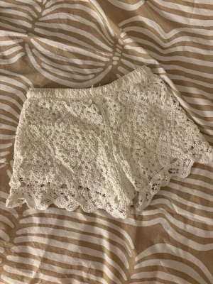Vita spetsshorts - Säljer ett par vita spetsshorts, passar xs-s🤍🤍
