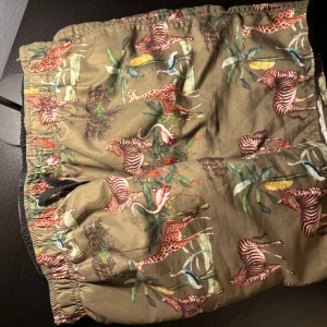 Badbyxor Africa tema - Säljer dessa unika John Henric Badbyxor. Dessa kommer uppgradera din garderob enormt mycket. Hör av dig vid minsta fråga 🙋‍♂️ 🤝