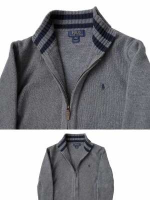 Grå ziptröja från Polo Ralph Lauren - Snygg grå ziptröja från Polo Ralph Lauren med ribbad krage i grått och marinblått. Tröjan har dragkedja framtill, broderad logga på bröstet och ribbade muddar. Perfekt till lager på lager och enkel att matcha med jeans eller chinos. Pris går att diskutera vid snabb affär. 