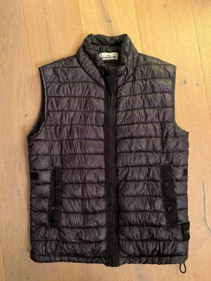 Svart Stone Island väst M  - Svart Stone Island väst i dun i storlek M, Herr. Bra skick