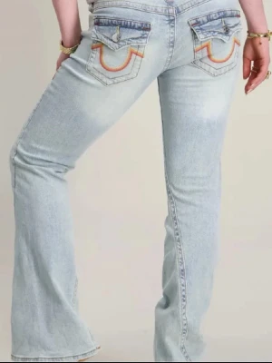 True Religion ljusblå bootcut jeans - Säljer ett par ljusblå bootcut jeans från True Religion                   Storlek w25 lågmidjade modellen ombre ny pris 1300 pris går att diskutera vid snabb affär LÄGG PRISFÖRSLAG! 