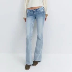 Ljusblå lågmidjade bootcut jeans - Superfina ljusblå lågmidjade bootcut jeans. Storlek M. De har ett litet hål som syns på sista bilden, annars fint skick!!🥰🥰