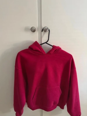 Rosa/röd hoode - Jättefin hoodie från Gina tricot i färgen ”berry glaze” som jag fick i present. Den är aldrig använd då jag fick fel färg, storlek xxs. Priset går att diskutera men original pris är 360kr. Färgen är mer åt det rosa hållet men jag skulle säga att den är en blandning av rosa och röd.