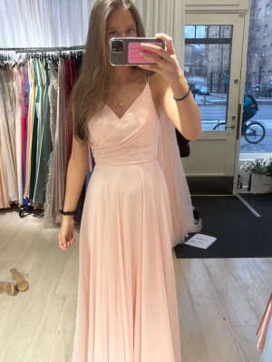 Ljusrosa balklänning  - Säljer min super fina balklänning från ivory field🩷🩷Nypris 3300 och endast använd en gång, nyskick. Upsydd så den ska passa mig som är 172 med ballerinas. Skriv vid frågor! Pris kan diskuteras
