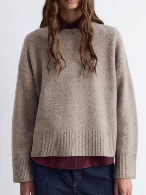 Beige stickad tröja från & Other Stories - Stickad tröja från & Other Stories. Jättefin och i jättebra skick. Köptes för 490 kr. 