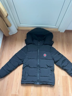 Trapstar jacka,röd - Säljer en helt ny Trapstar-jacka i storlek XS men passar som S-M, färg röd. Den är helt oanvänd och kommer med originalförpackning och alla tags kvar. Skön jacka som funkar till allt, och priset kan vi prata om om du är intresserad. Hör av dig om du vill köpa eller om du har några frågor, så fixar vi det.