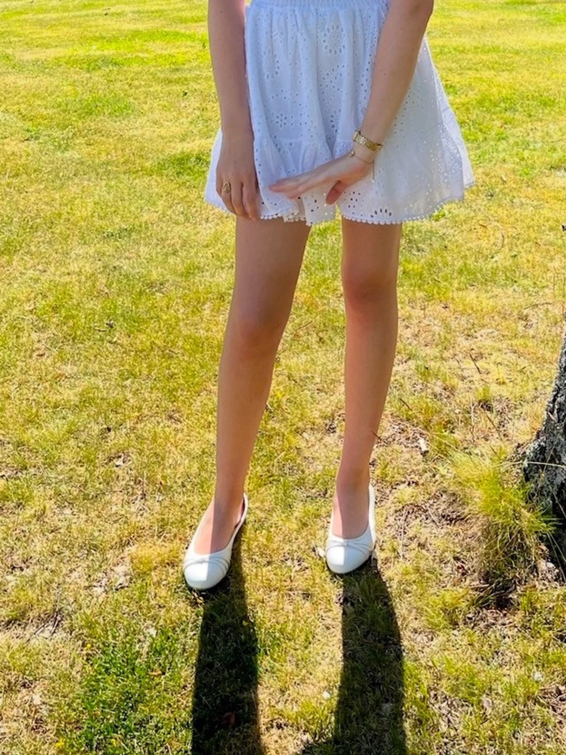 Vit kort klänning med broderi - 1