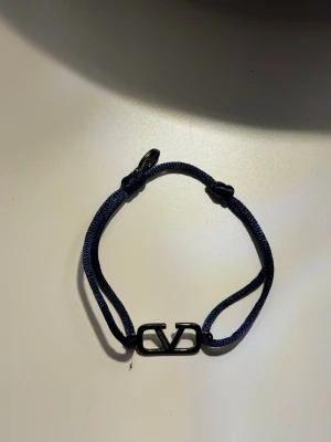 Valentino armband - Säljer detta sjukt feta armband i nyskick~ kan matcha riktigt feta outfits med det för bara en liten slant~ kan justeras riktigt lätt~vid funderingar är det bara att skriva~ först till kvarn!