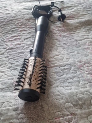 BaByliss varmluftsborste svart/guld - Säljer en BaByliss varmluftsborste i svart och guld med rund borste och borststrån runt om. Perfekt för att styla och torka håret samtidigt. Utrustad med sladd och EU-kontakt. Tillverkad i plast och metall.