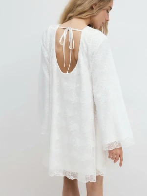 Studentklänning Gina Tricot - Vit klänning med fint mönster och spetsdetaljer från Gina Tricot i storlek xs. Så fin till student, skolavslutning eller bröllop. Helt ny med prislapp. Nypris 600kr. Köp gärna bundle så kan vi komma överens om ett bra paketpris! Är just nu fri frakt så passa på!