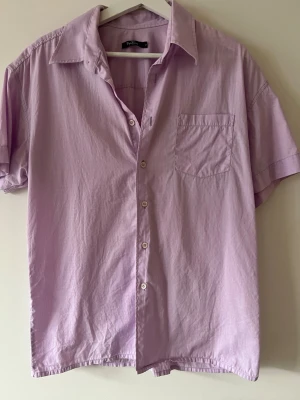 Kortärmad skjorta - Kortärmad skjorta i ljuslila från Björn Borg. I bra skick. Skriv för fler bilder eller mått. 